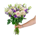 Kytice z růží a eustomy